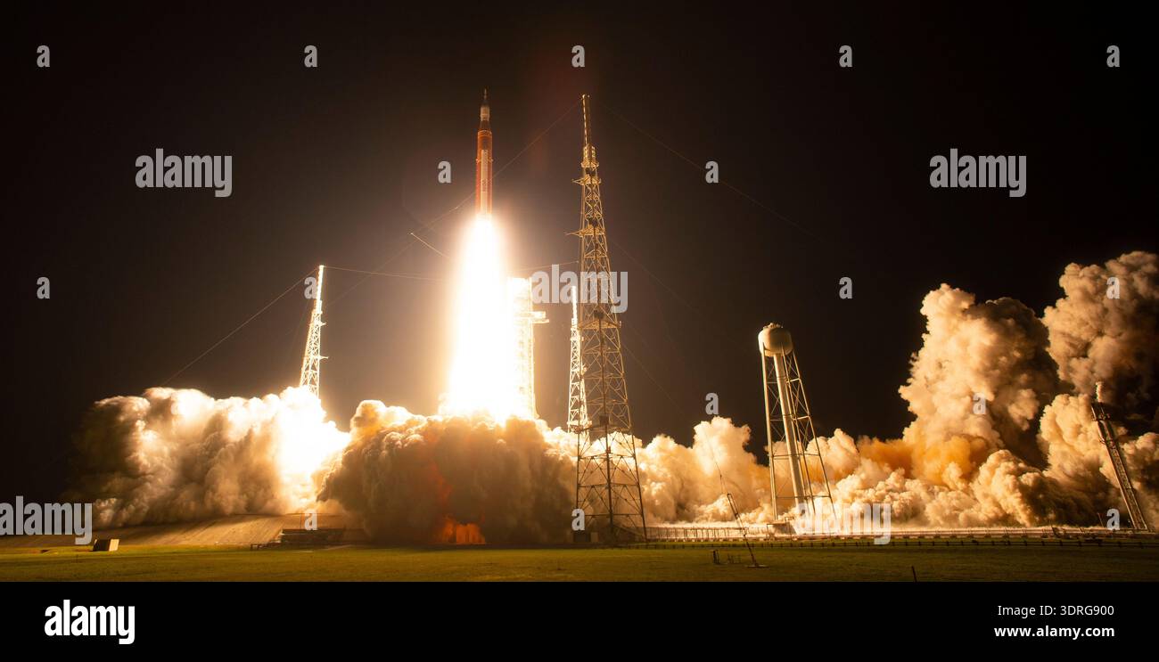 Il razzo Space Launch System della NASA, che trasporta la navicella Orion, viene lanciato durante il test di volo Artemis i, mercoledì 16 novembre 2022, dal Launch Complex 39B al Kennedy Space Center della NASA in Florida. La missione Artemis i della NASA è il primo test di volo integrato dei sistemi di esplorazione dello spazio profondo dell'agenzia: La navicella spaziale Orion, il razzo Space Launch System (SLS) e i sistemi di terra. SLS e Orion lanciati alle 1:47 EST, dal Launch Pad 39B al Kennedy Space Center. Foto una versione ottimizzata di un'immagine originale della NASA: Credito NASA/JKowsky Foto Stock