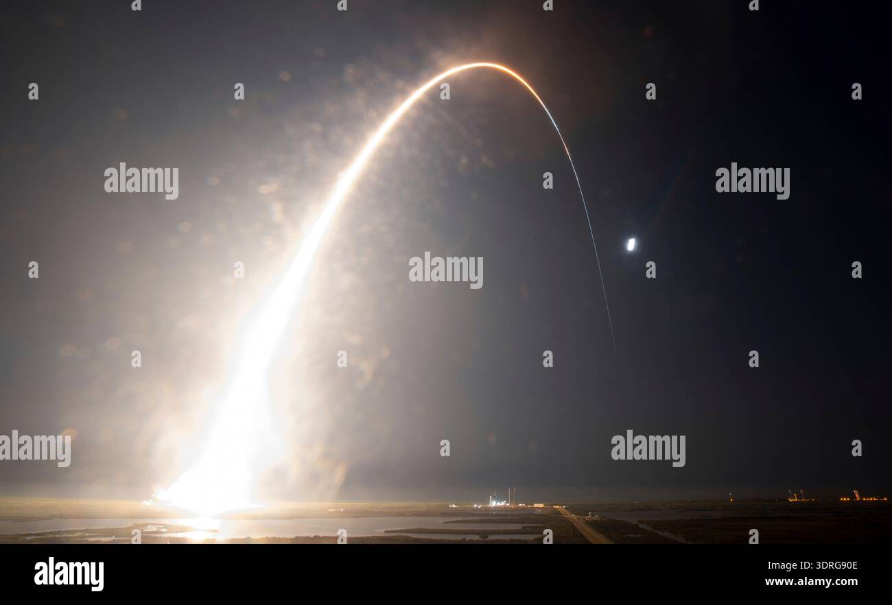 In questa esposizione di cinque minuti, il razzo Space Launch System della NASA, che trasporta la navicella Orion, lancerà durante il test di volo Artemis i, mercoledì 16 novembre 2022, dal Launch Complex 39B al Kennedy Space Center della NASA in Florida. La missione Artemis i della NASA è il primo test di volo integrato dei sistemi di esplorazione dello spazio profondo dell'agenzia: La navicella spaziale Orion, il razzo Space Launch System (SLS) e i sistemi di terra. SLS e Orion lanciati alle 1:47 EST, dal Launch Pad 39B al Kennedy Space Center. P una versione ottimizzata di un'immagine originale della NASA: Credito NASA/JKowsky Foto Stock