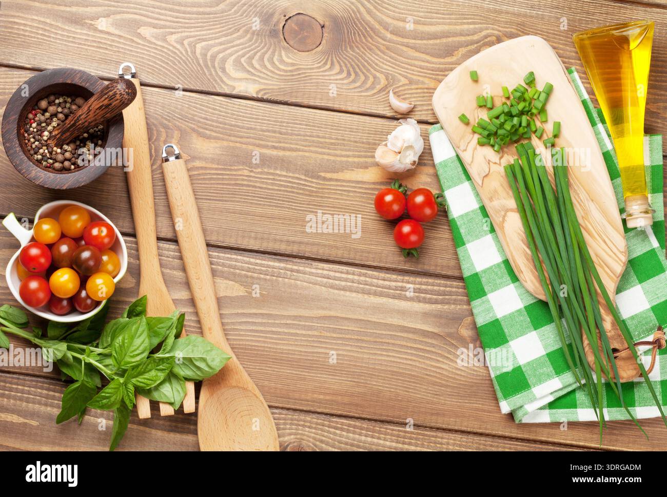 Cucinare gli ingredienti su un tavolo di legno Foto Stock