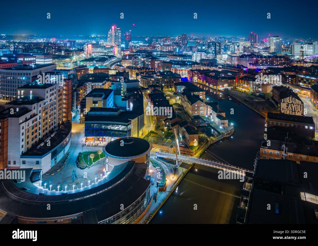 Centro città di Leeds illuminato di notte, vista aerea sugli edifici, le strade e lo skyline della città più grande del West Yorkshire. Foto Stock