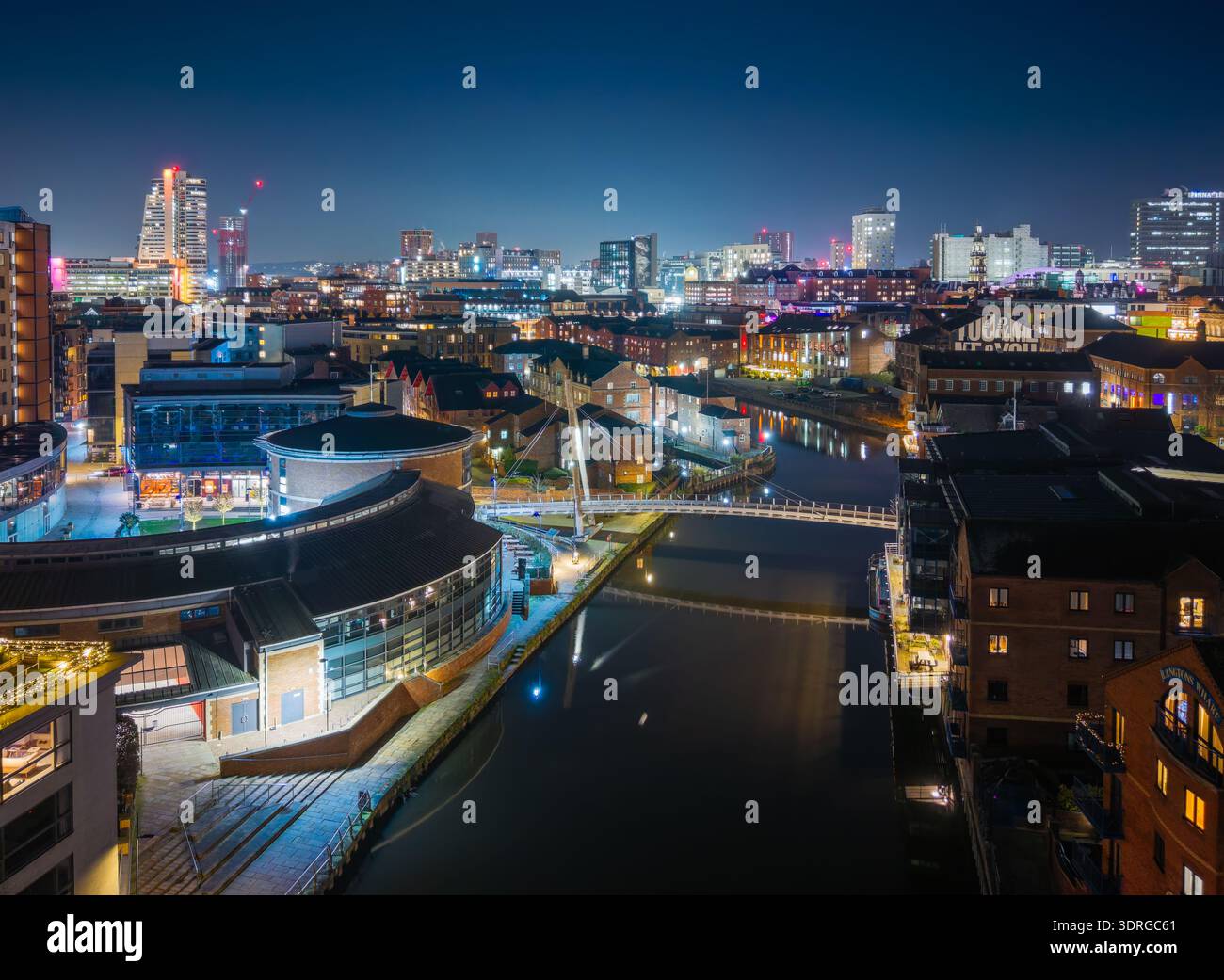 Centro città di Leeds illuminato di notte, vista aerea sugli edifici, le strade e lo skyline della città più grande del West Yorkshire. Foto Stock