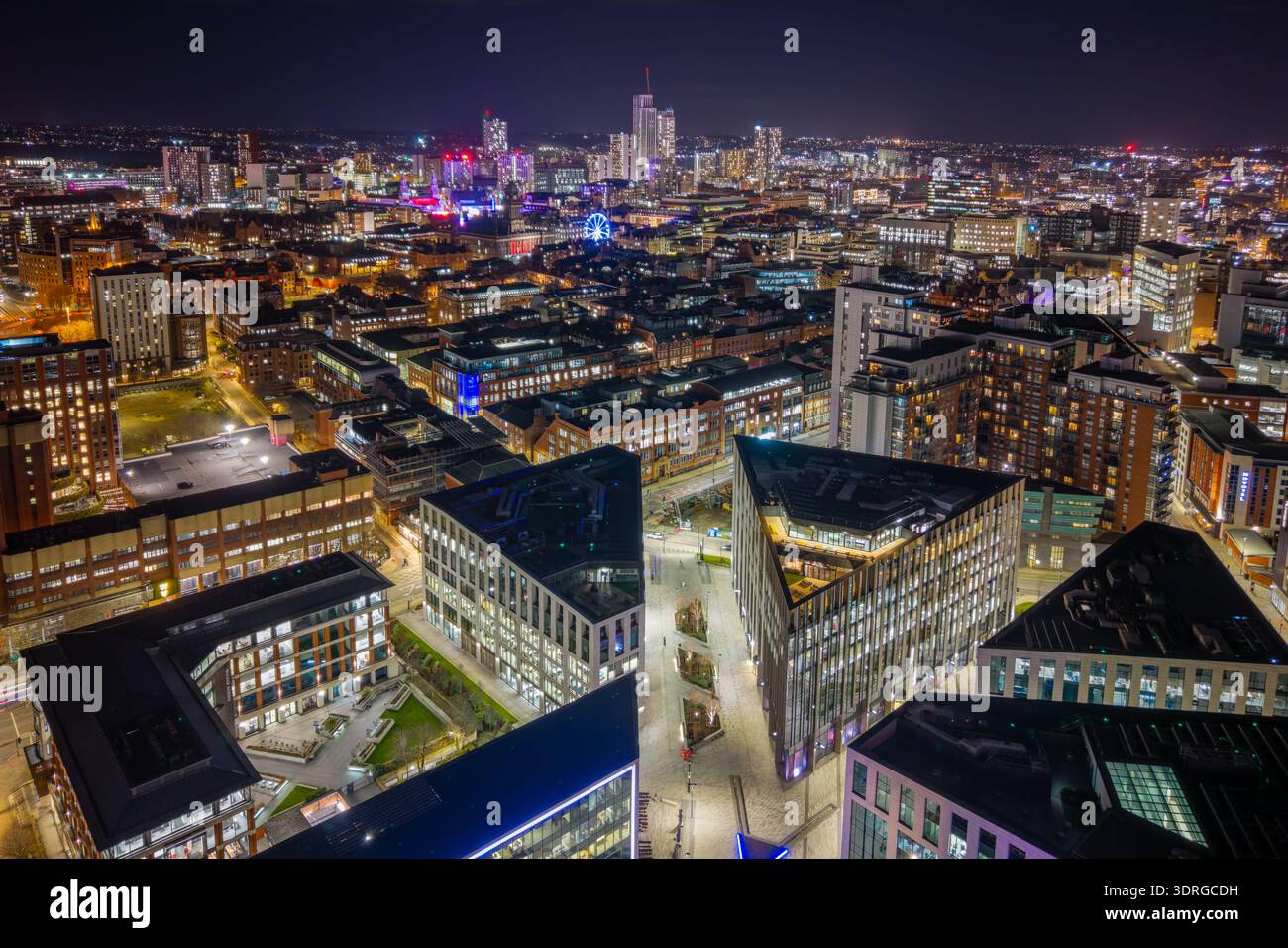 Centro città di Leeds di notte, veduta aerea dello skyline illuminato e del paesaggio urbano del West Yorkshire, Inghilterra. Foto Stock