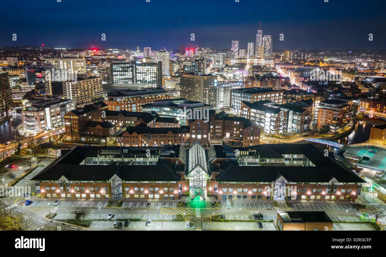 Centro città di Leeds di notte, veduta aerea dello skyline illuminato e del paesaggio urbano del West Yorkshire, Inghilterra. Foto Stock