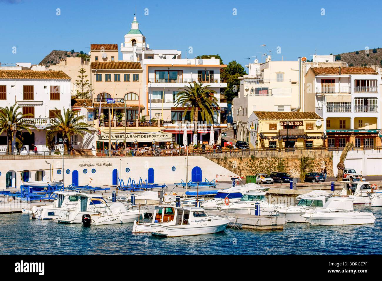 Barche ormeggiate nel porto turistico di Cala Ratjada, Capdepera, Maiorca, Isole Baleari, Spagna Foto Stock