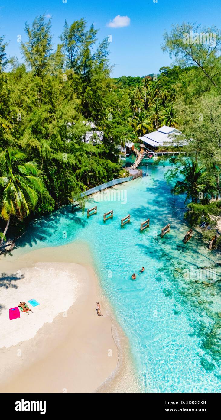 Fuggi nella tranquilla Koh Kood con acque tranquille e spiagge illuminate dal sole in un paradiso tropicale Foto Stock