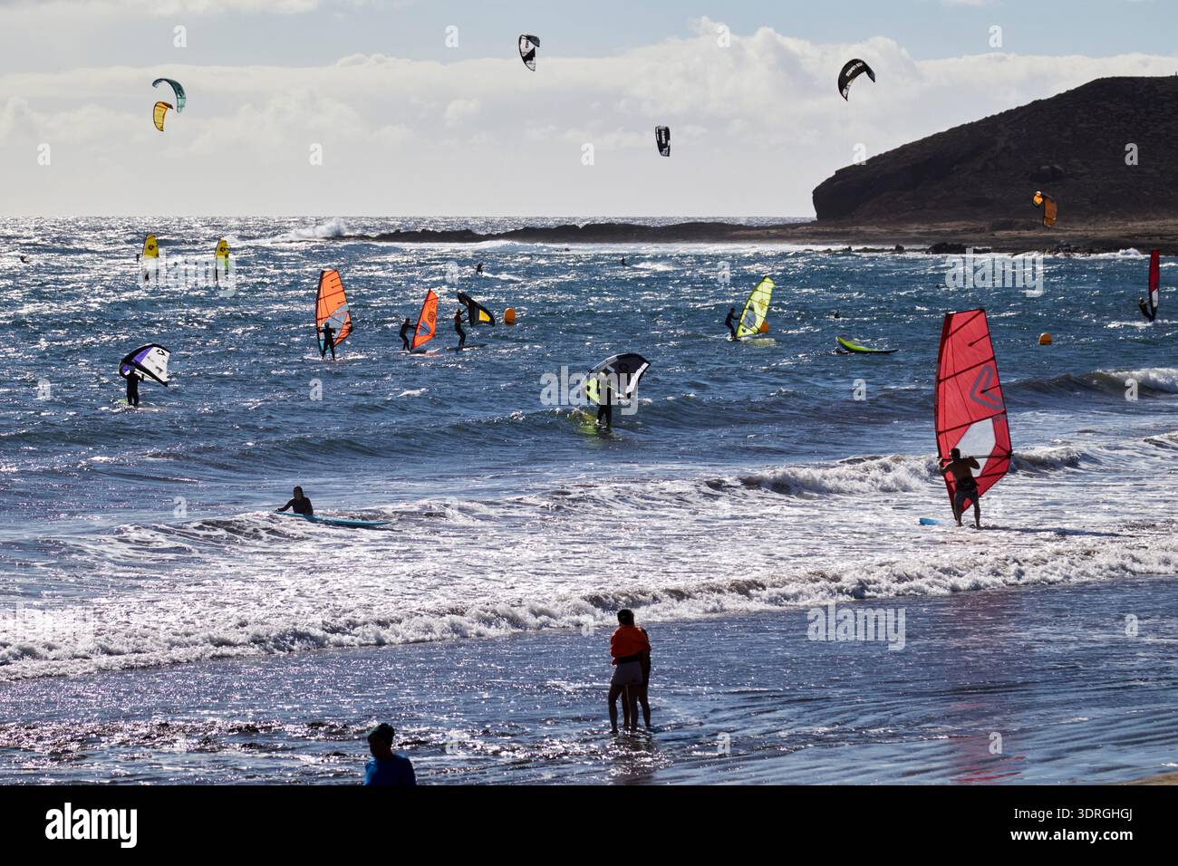 kitesurfer e windsurfer in condizioni di vento e onde al largo di el medano tenerife isole canarie spagna Foto Stock
