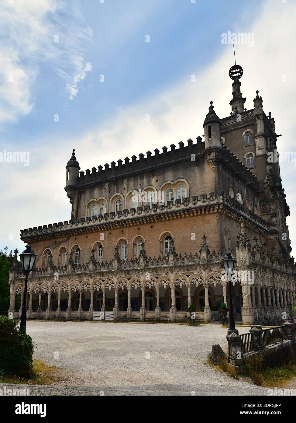 La facciata sud del palazzo in stile neo-manuelino nel centro della foresta di Bucaco in Portogallo Foto Stock