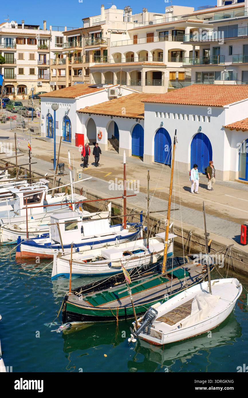 Barche ormeggiate nel porto turistico di Cala Ratjada, Capdepera, Maiorca, Isole Baleari, Spagna Foto Stock