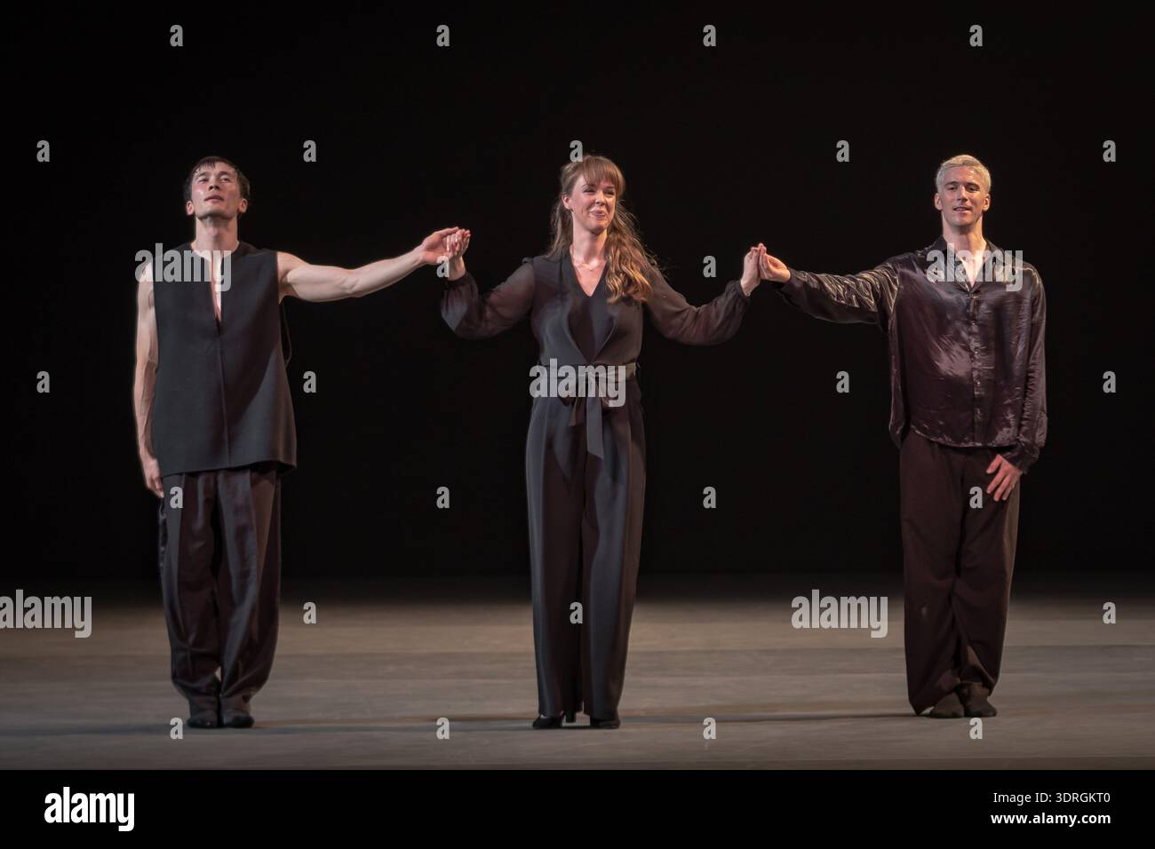 (L-R) James Pett, mezzo-soprano: Elizabeth Lynch e Travis Clausen-Knight, provano «PostScript» al 20th Anniversary Ballet Icons Gala, Londra, Regno Unito Foto Stock