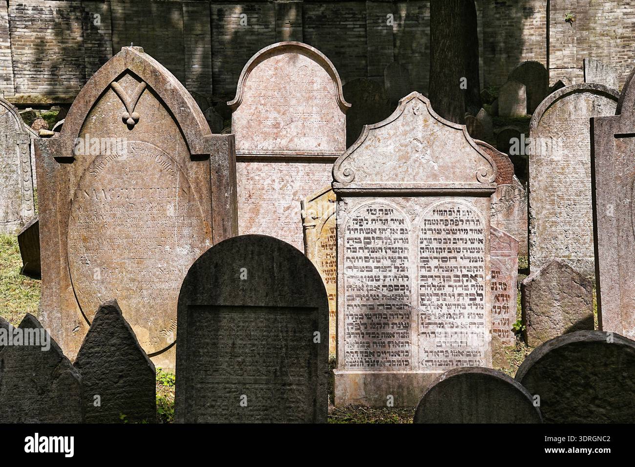 Vecchio cimitero ebraico di Praga, città nuova, XVII-XIX secolo Foto Stock