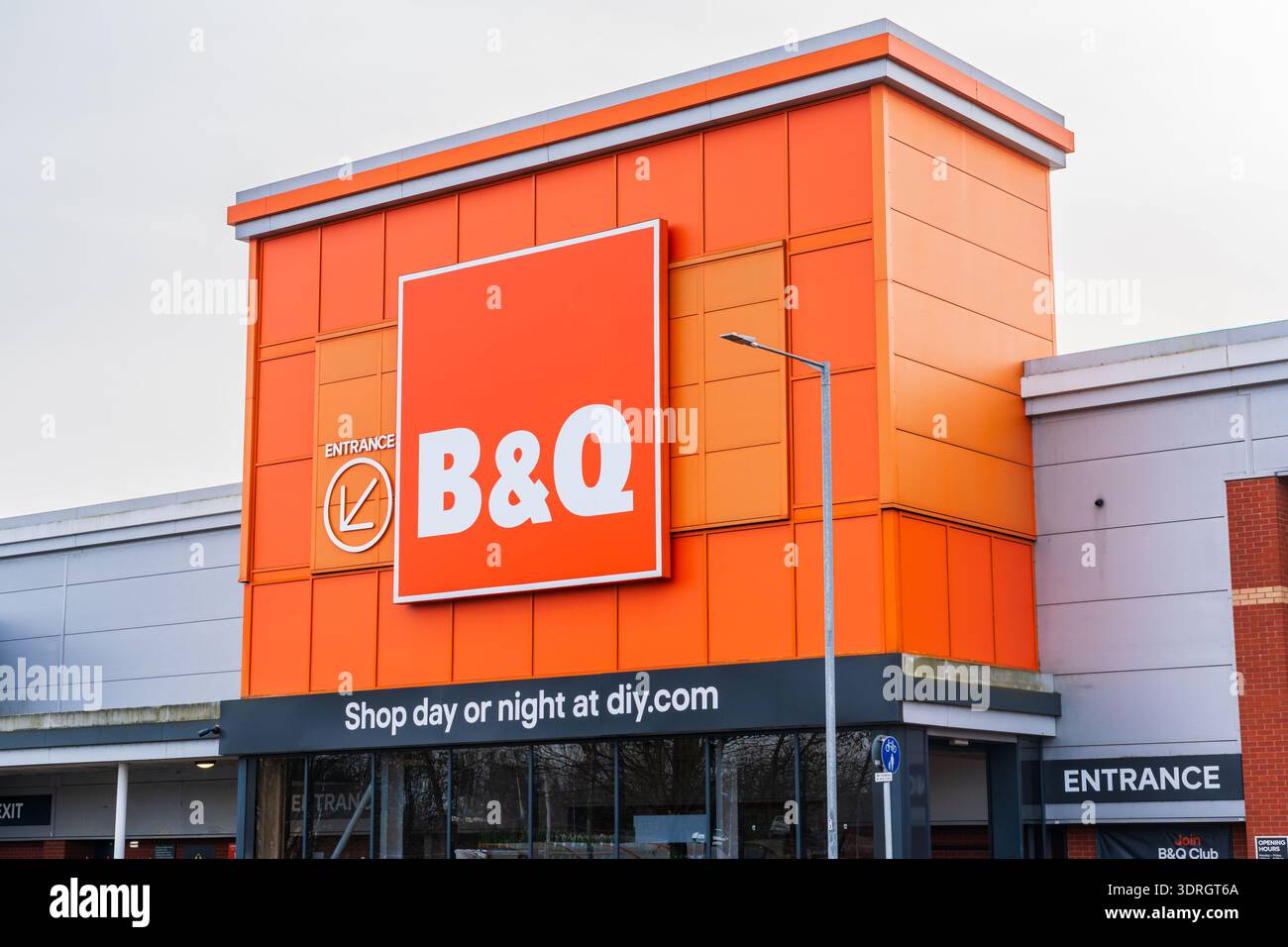 Burton, Staffordshire, Regno Unito - 17 febbraio 2026: Segnaletica anteriore esterna del negozio di bricolage con sede nel Regno Unito, B and Q in un negozio a Burton on Trent Foto Stock