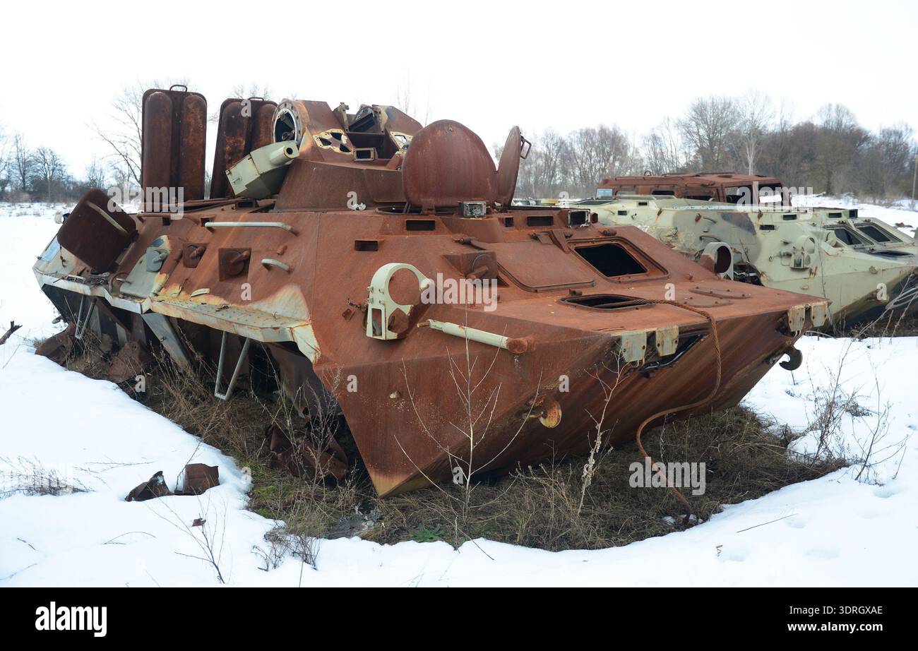 BTR-82A russo distrutto dalle truppe ucraine nella regione di Chernihiv durante la guerra russo-Ucraina. Foto Stock
