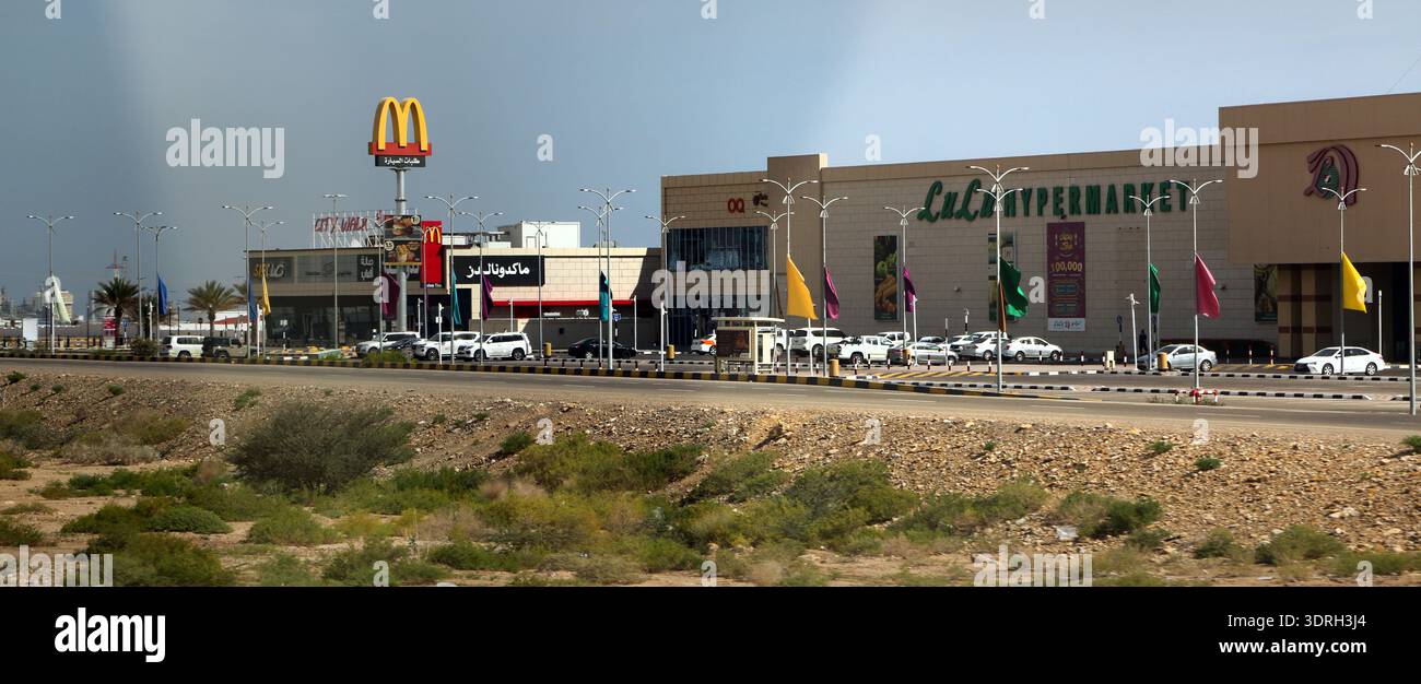 McDonald's Drive Thru e Hypermarket vicino al Sultanato Sur dell'Oman Foto Stock