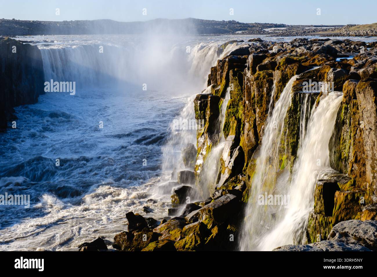 Esplora la magnifica bellezza della cascata Dettifoss in Islanda durante l'ora d'oro Foto Stock