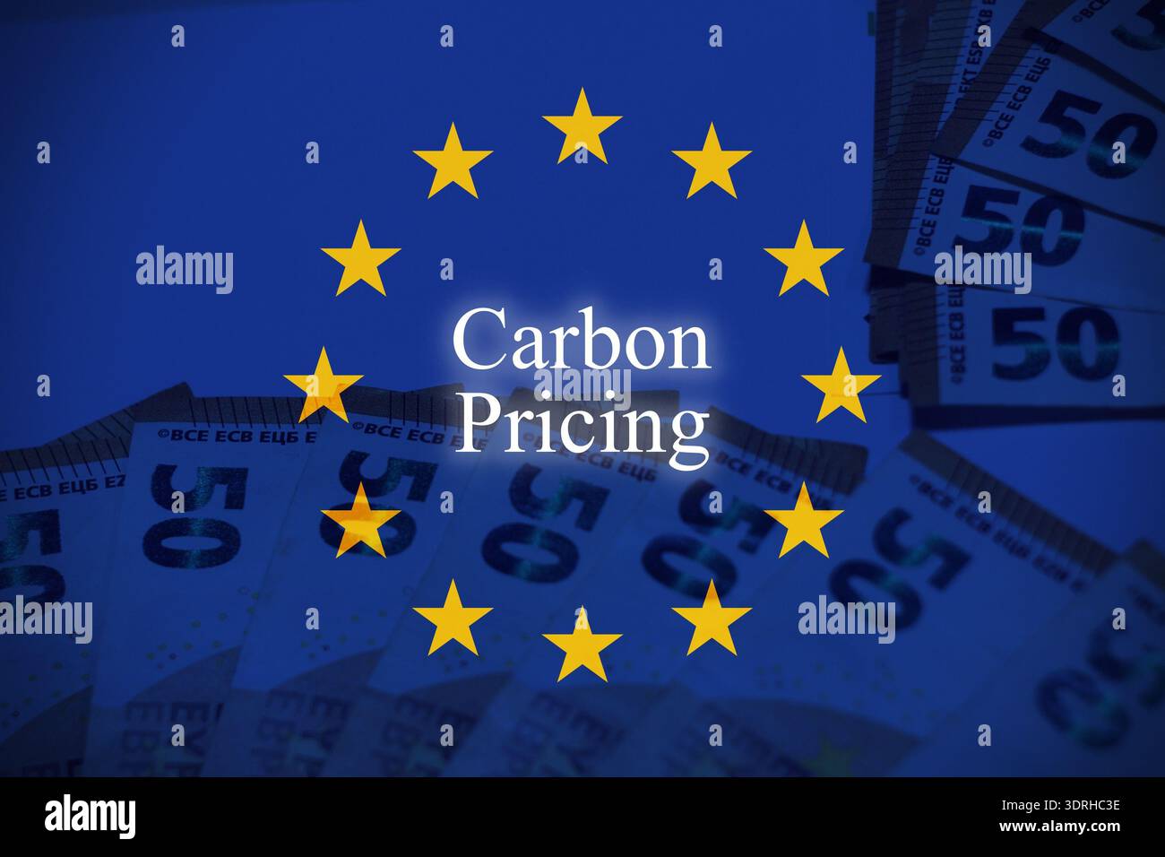 Immagine concettuale mirata che illustra la politica dei prezzi del carbonio, con la bandiera europea, la sovrapposizione delle banconote in euro e il testo “Carbon Pricing”. Foto Stock