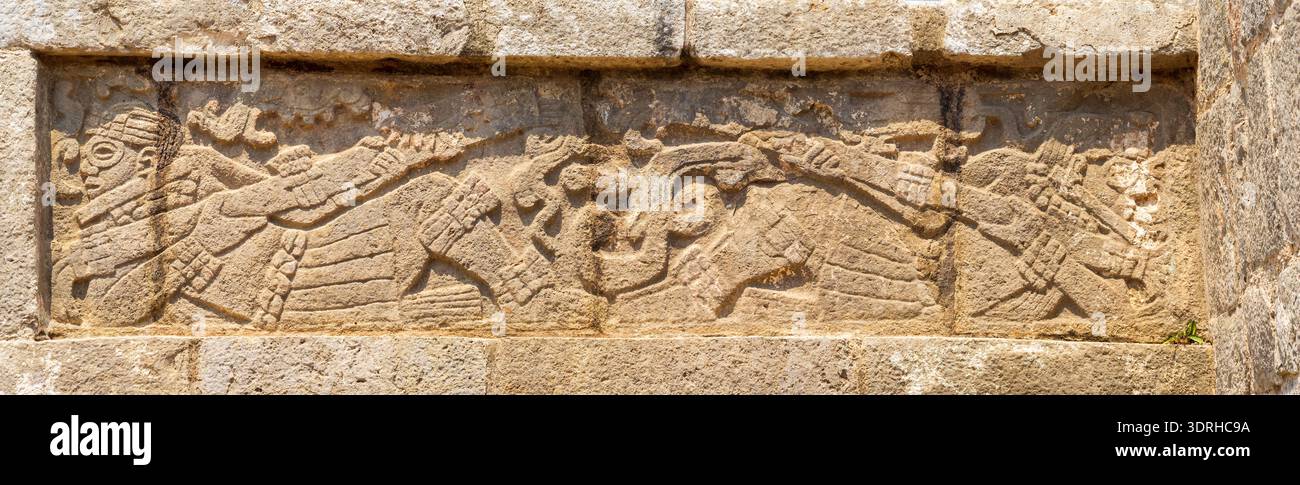 Pannello di rilievo BAS con figure maya a Chichen Itza, Yucatan, Messico Foto Stock