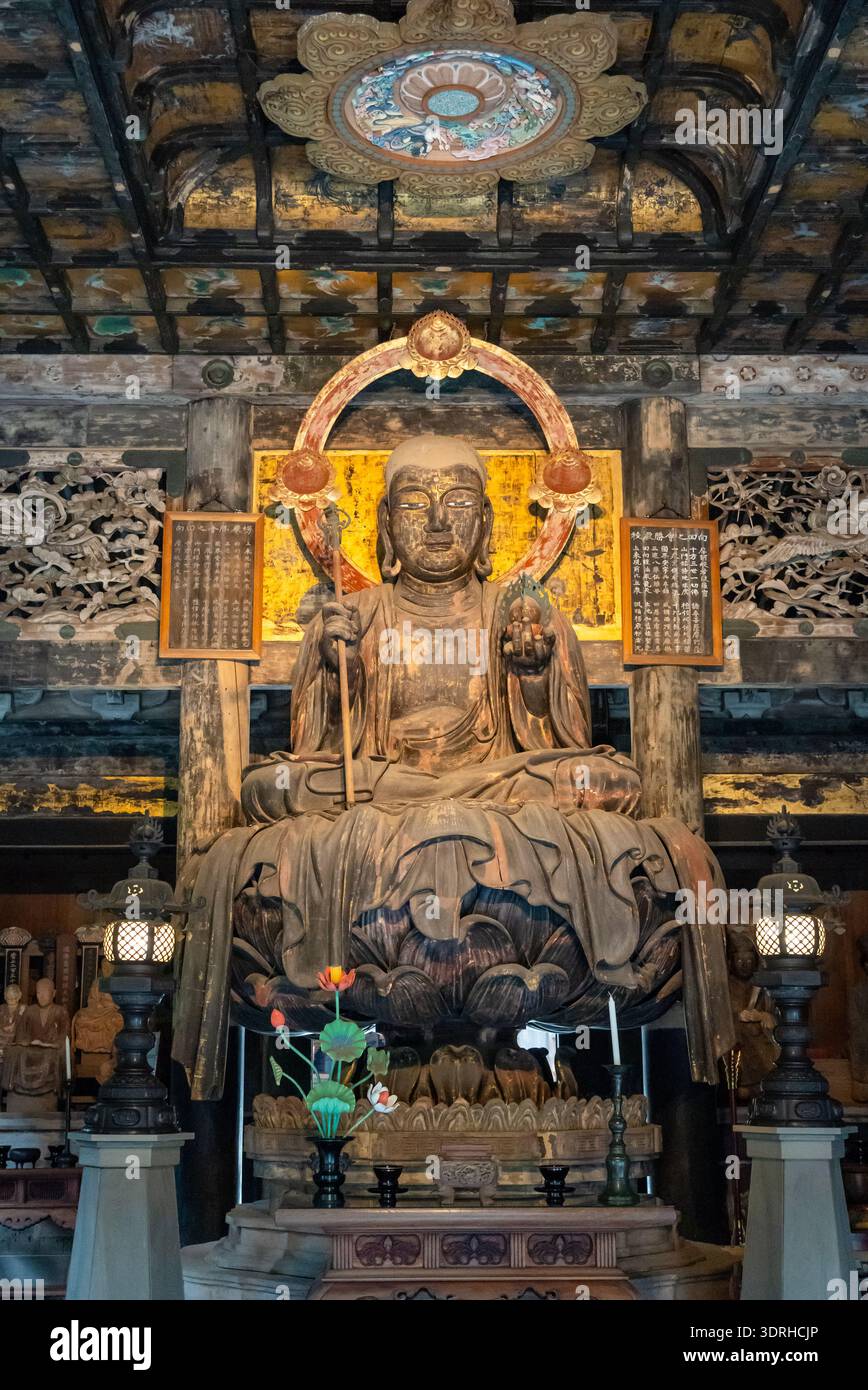 Statua del Buddha seduto al santuario Kencho-ji a Kamakura, Giappone Foto Stock