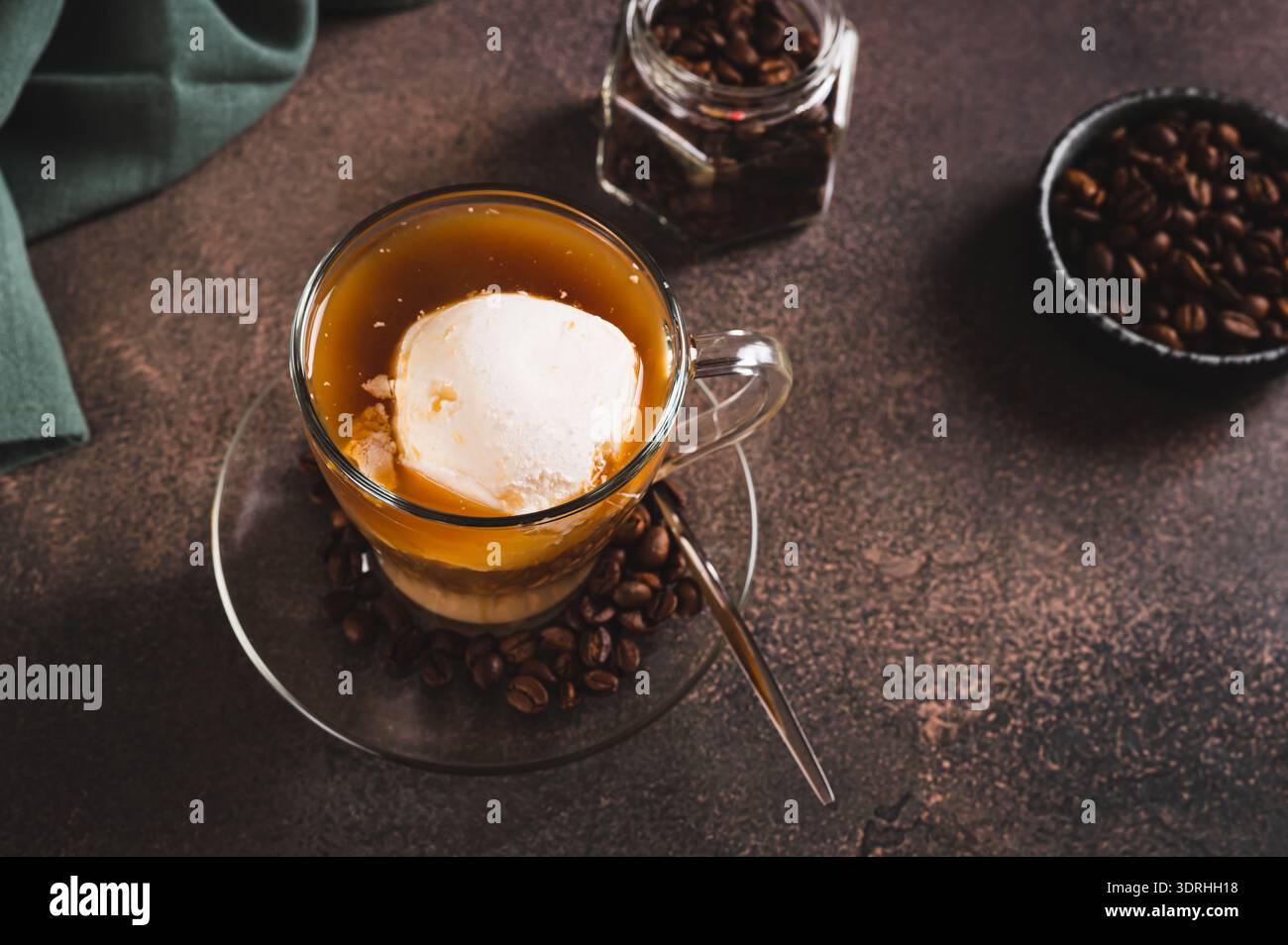 Caffè espresso affogato con gelato alla vaniglia in una tazza sul tavolo Foto Stock