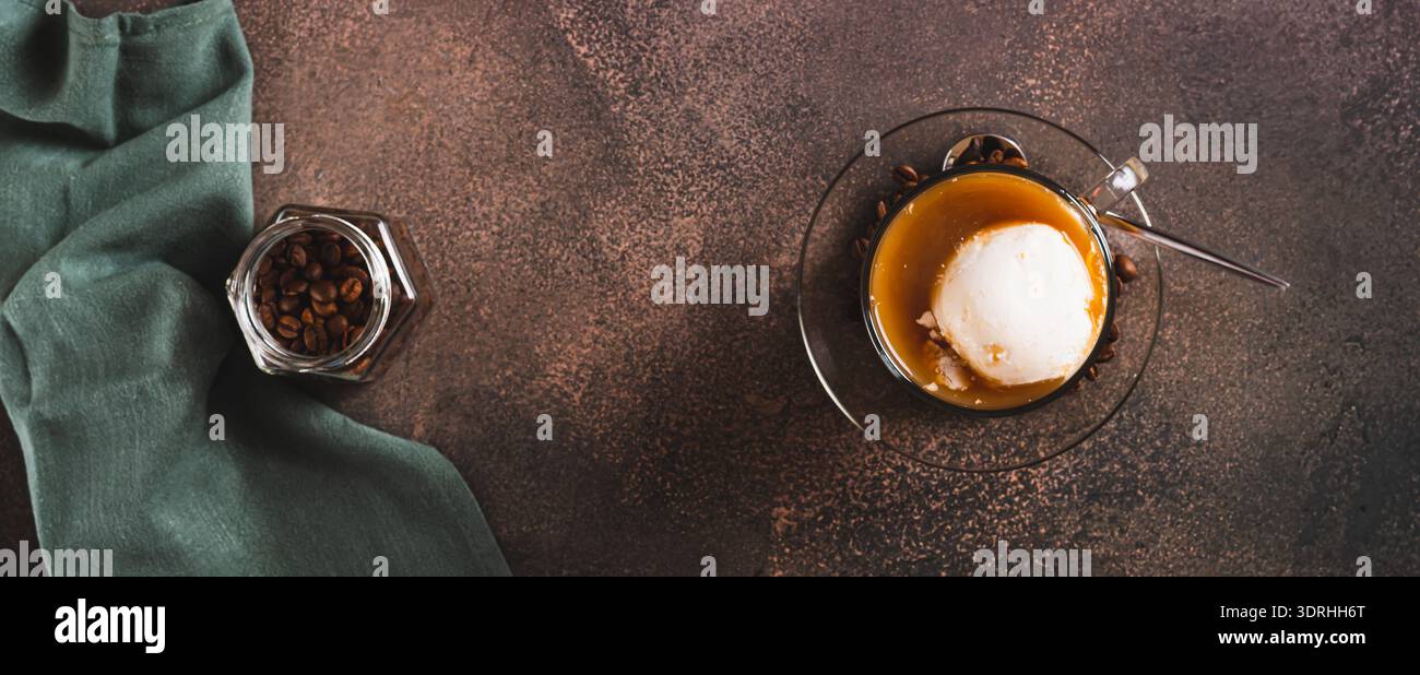 Caffè espresso affogato con gelato alla vaniglia in una tazza sul banner Web con vista dall'alto del tavolo Foto Stock