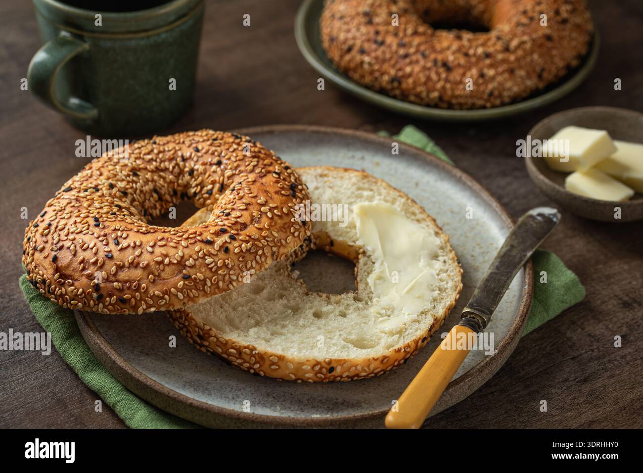 Bagel appena sfornati con burro Foto Stock