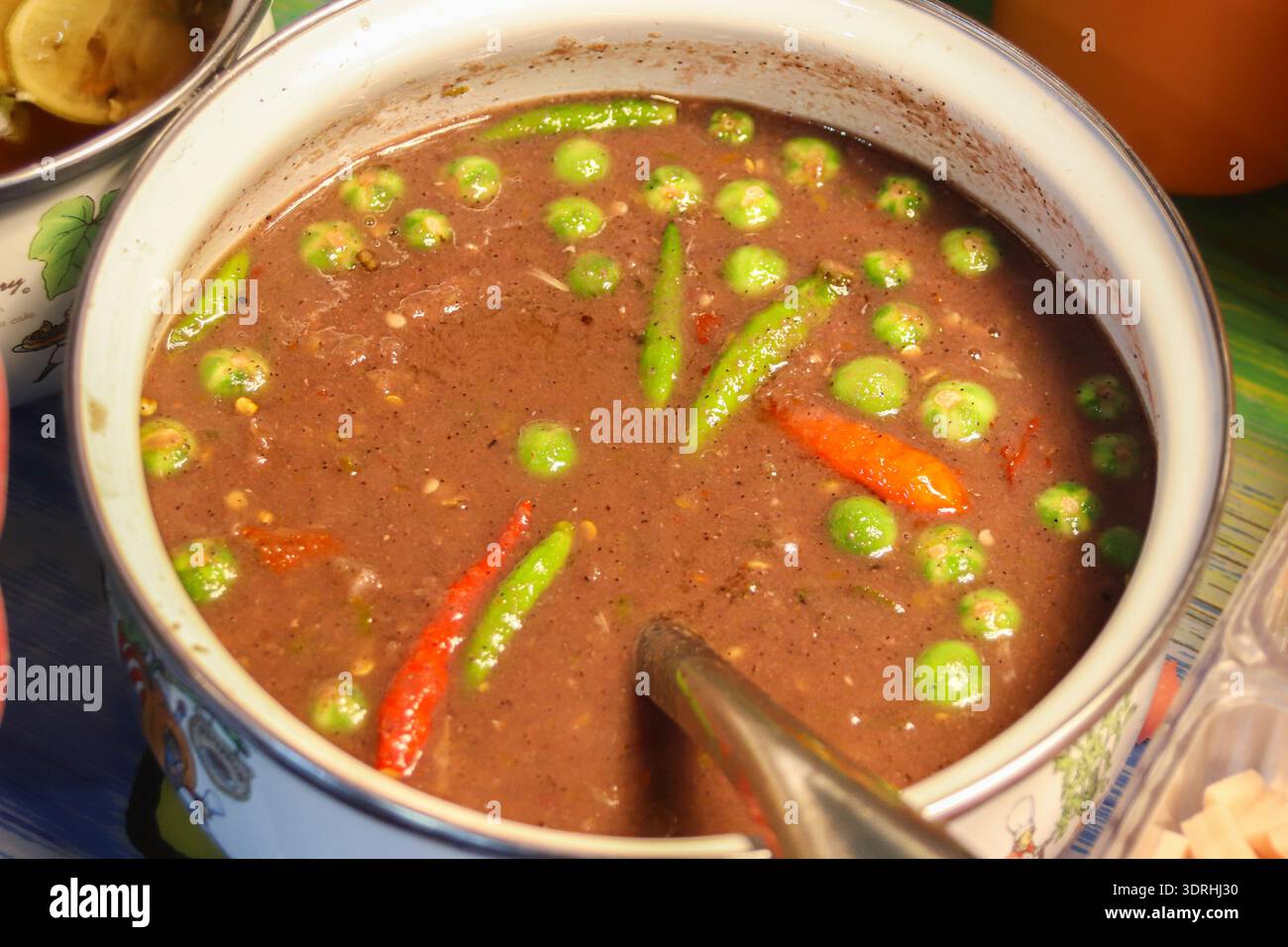 Pasta di gamberi speziata tailandese immergere Nam Prik Kapi con peperoncini. Fotografia gastronomica professionale per marketing di ristoranti, menu e contenuti culturali asiatici. Foto Stock
