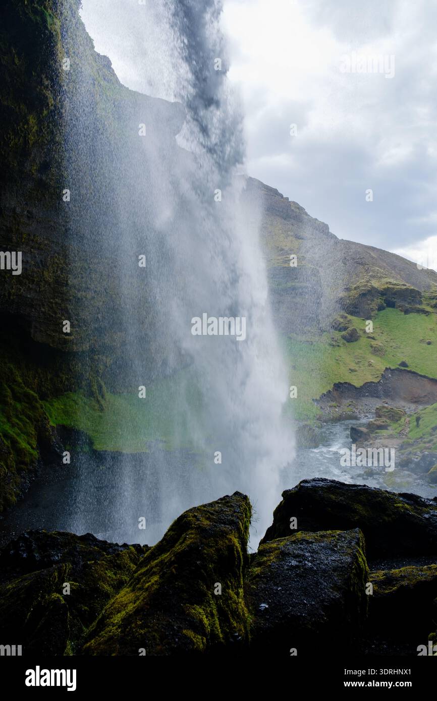 La maestosa cascata di Kvernufoss che scende dalle scogliere rocciose nella splendida campagna delle Icelands Foto Stock