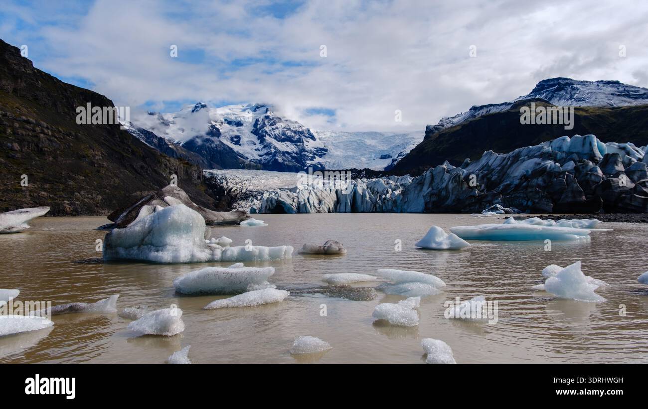 Scopri le viste mozzafiato del ghiacciaio Svinafellsjokull, dove il ghiaccio glaciale incontra acque tranquille Foto Stock