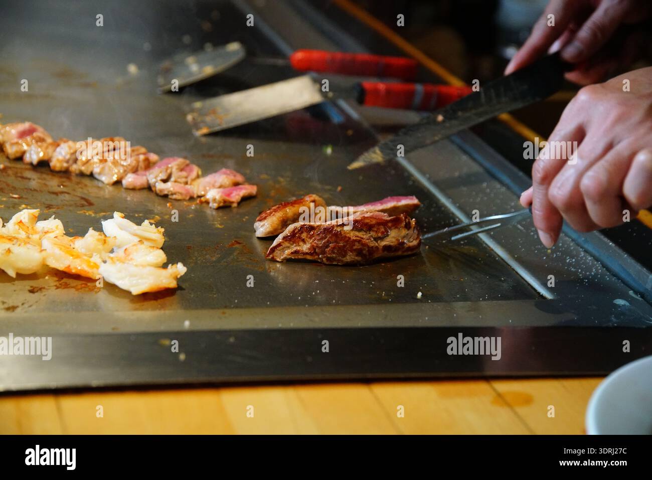 Giapponese tradizionale. Spettacolo Teppan. cucina di tutto il mondo Foto Stock