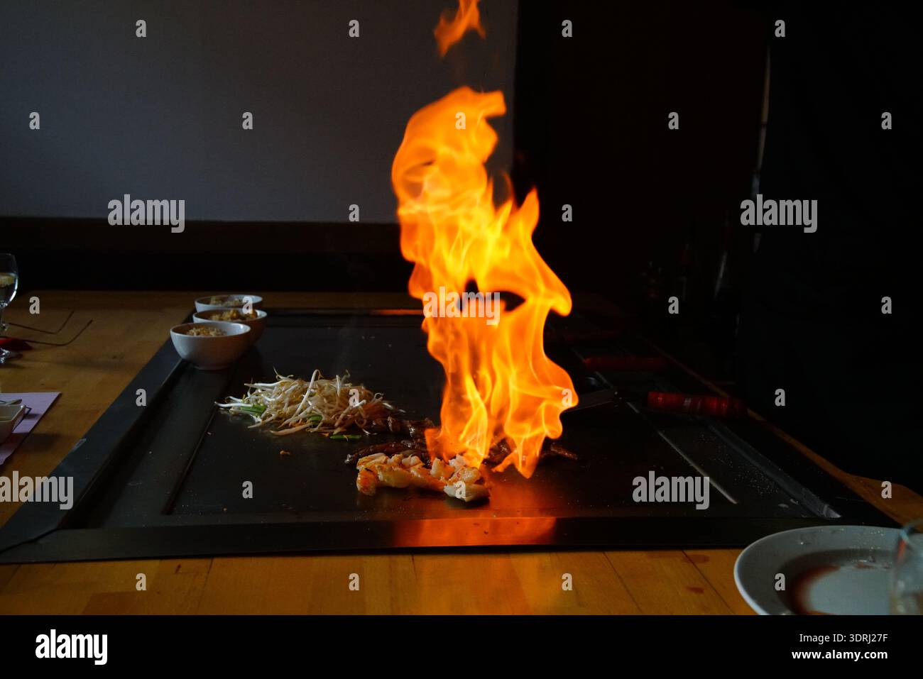 Giapponese tradizionale. Spettacolo Teppan. cucina di tutto il mondo Foto Stock
