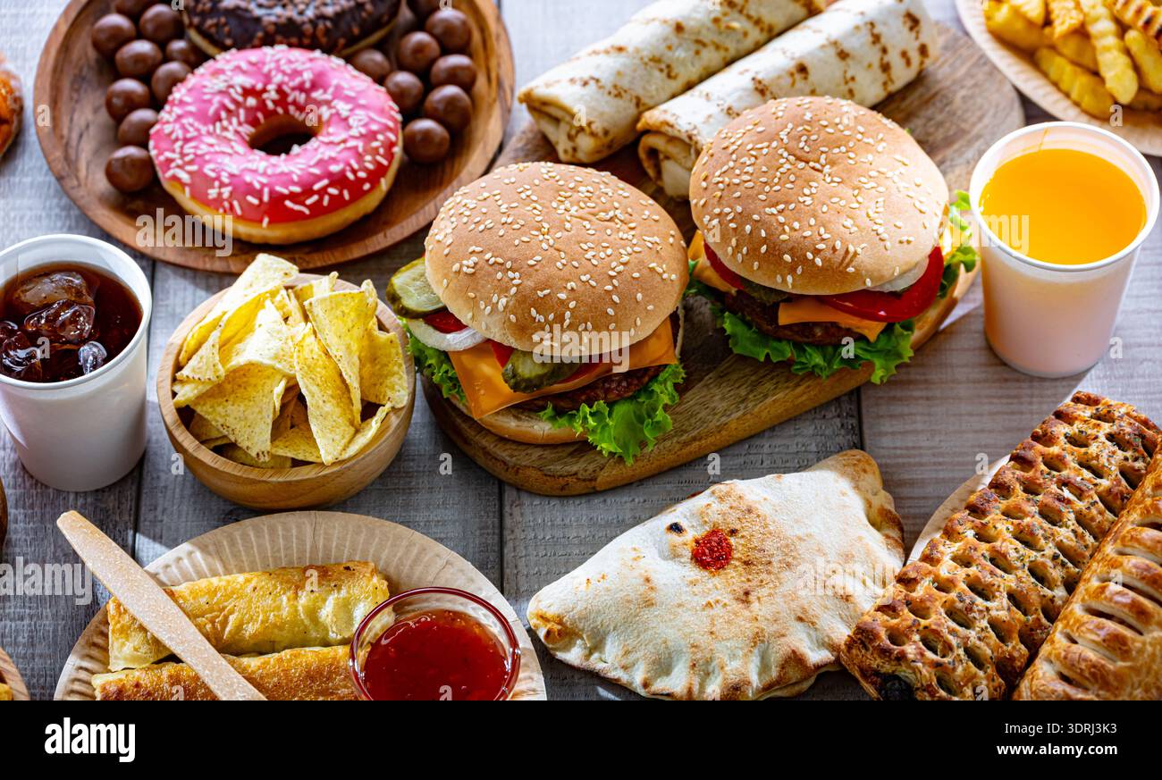 Alimenti che aumentano il rischio di cancro. Cibo spazzatura Foto Stock
