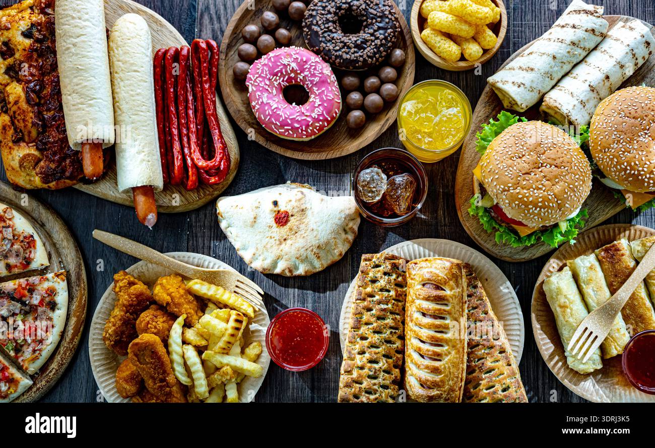 Alimenti che aumentano il rischio di cancro. Cibo spazzatura Foto Stock