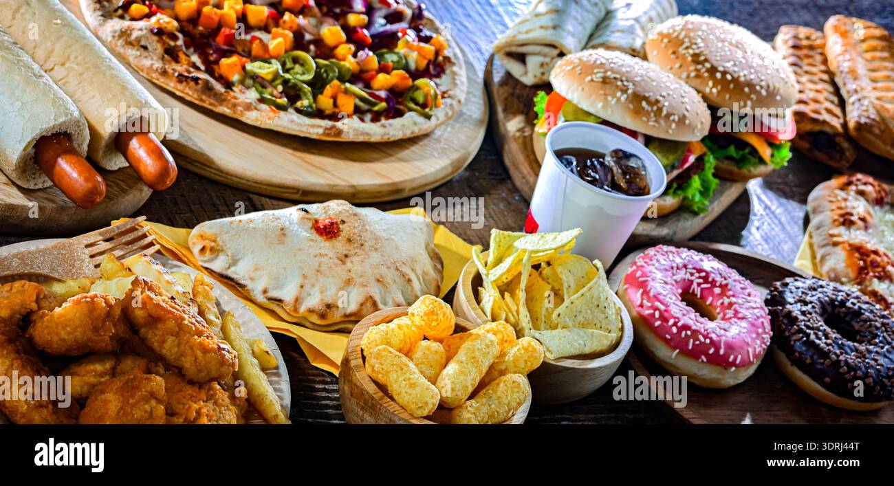 Alimenti che aumentano il rischio di cancro. Cibo spazzatura Foto Stock