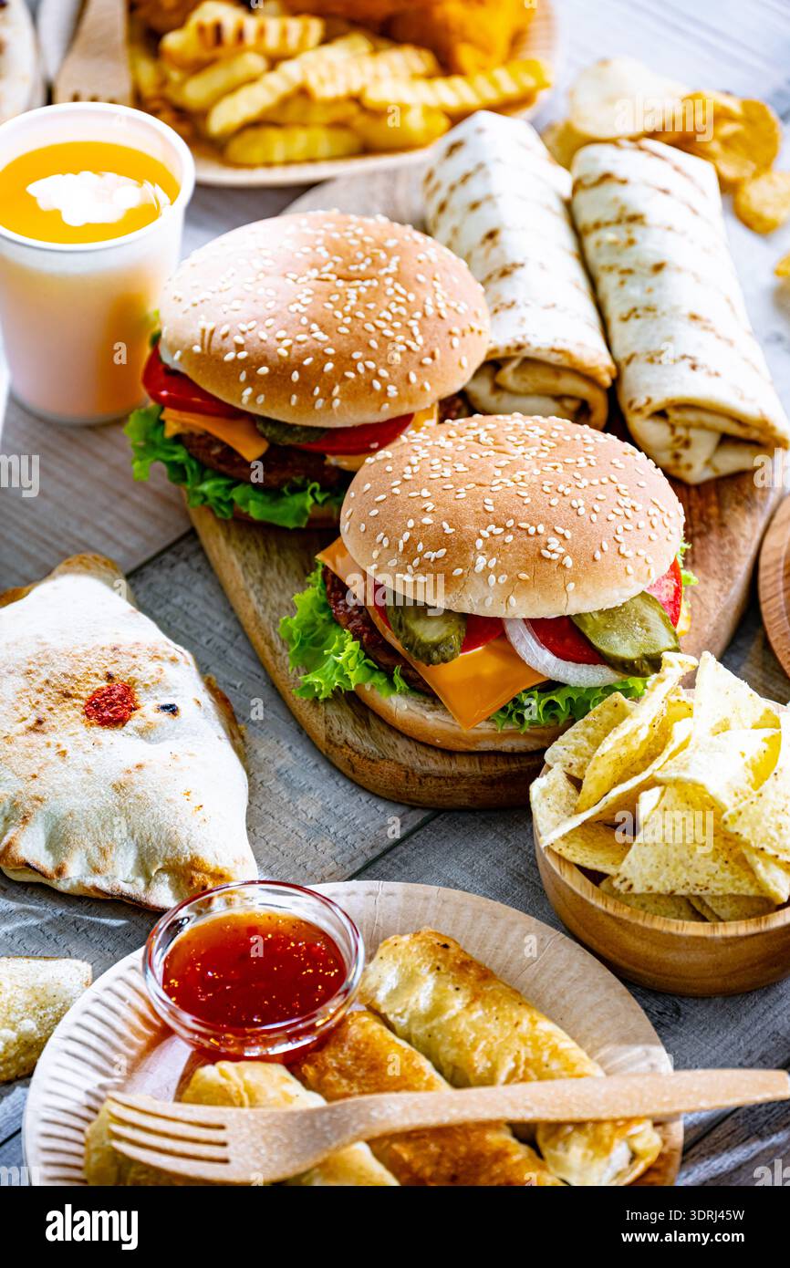 Alimenti che aumentano il rischio di cancro. Cibo spazzatura Foto Stock