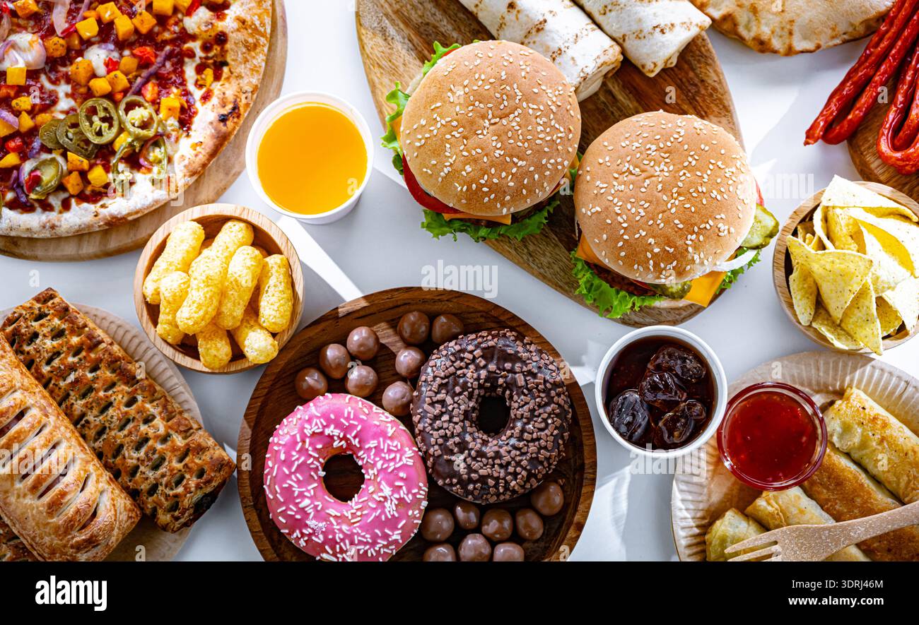 Alimenti che aumentano il rischio di cancro. Cibo spazzatura Foto Stock
