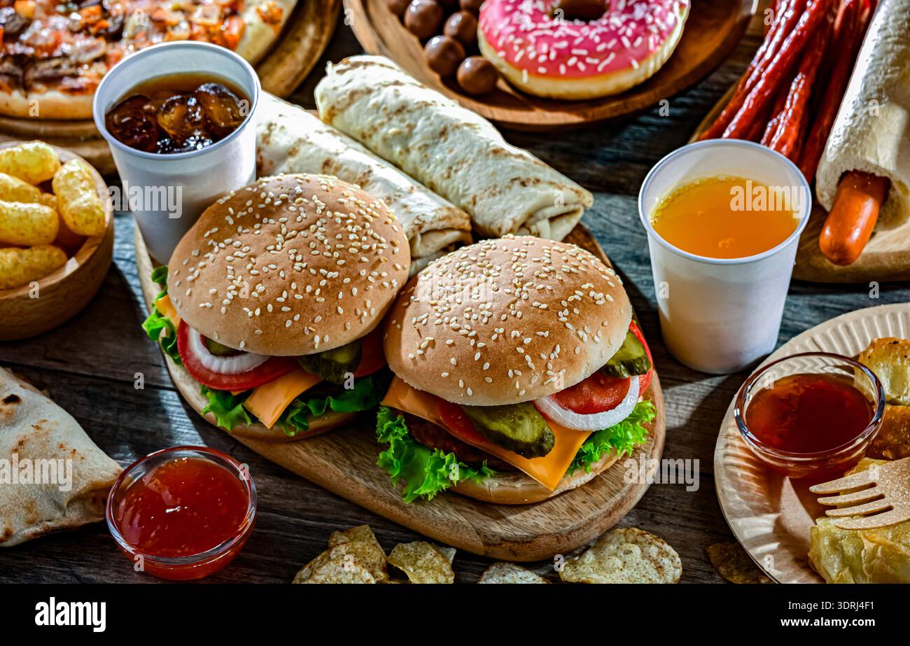 Alimenti che aumentano il rischio di cancro. Cibo spazzatura Foto Stock