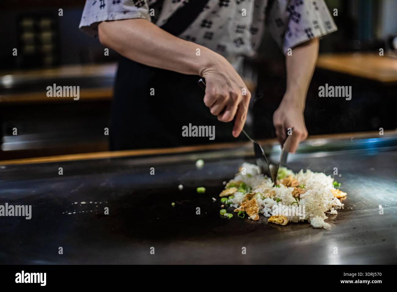 Tepanyaki - spettacolo di cucina tradizionale giapponese. Foto Stock