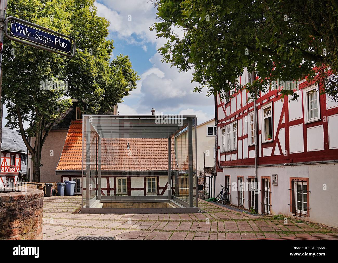 Cubo di vetro sopra l'ex sinagoga di Marburgo, Assia, XIII secolo. Foto Stock