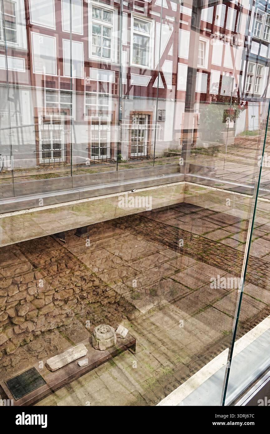 Cubo di vetro sopra l'ex sinagoga di Marburgo, Assia, XIII secolo. Foto Stock