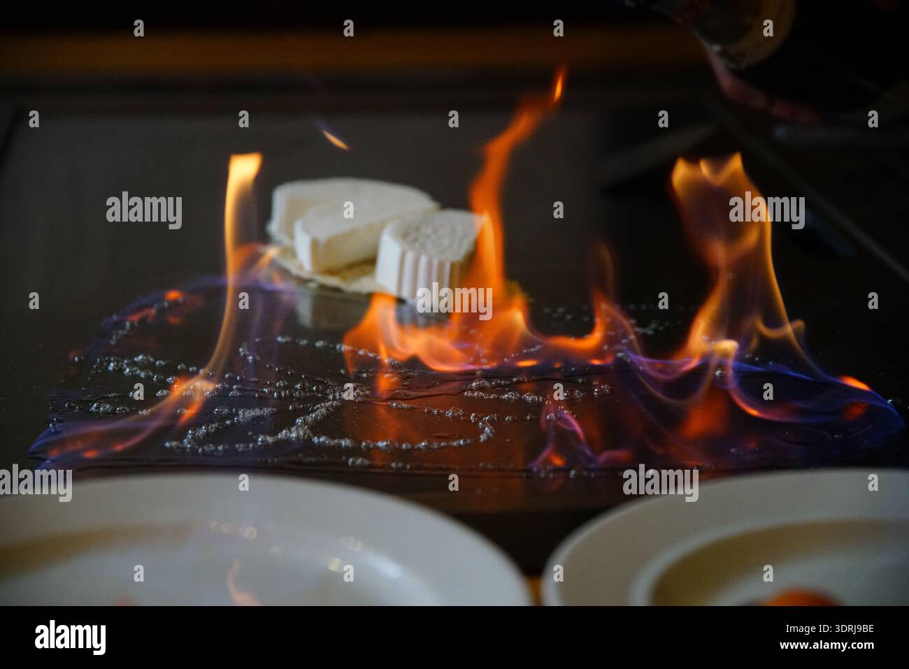Giapponese tradizionale. Spettacolo Teppan. cucina di tutto il mondo Foto Stock