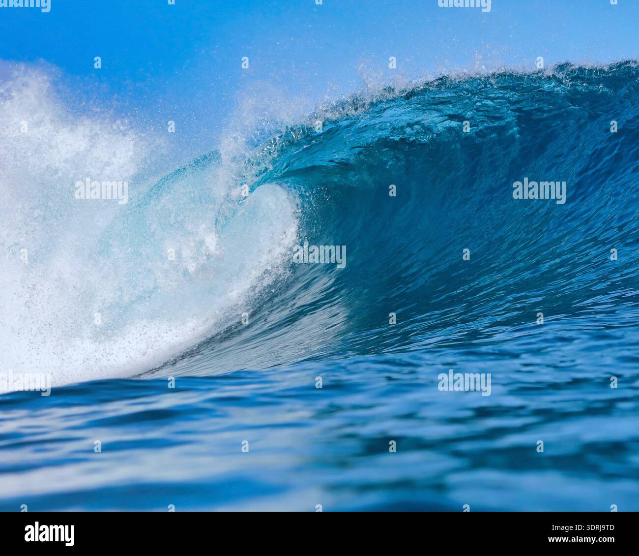 Onde potenti che si infrangono nel mare. Vista ravvicinata dall'acqua Foto Stock