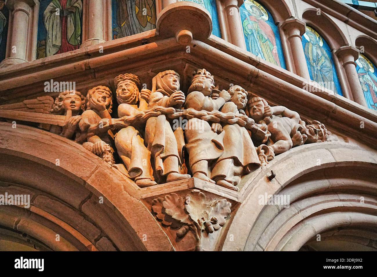 Giudizio universale sul vallone della chiesa evangelica di Santa Maria a Gelnhausen, Assia, costruita tra il 1170 e il 1250. Foto Stock