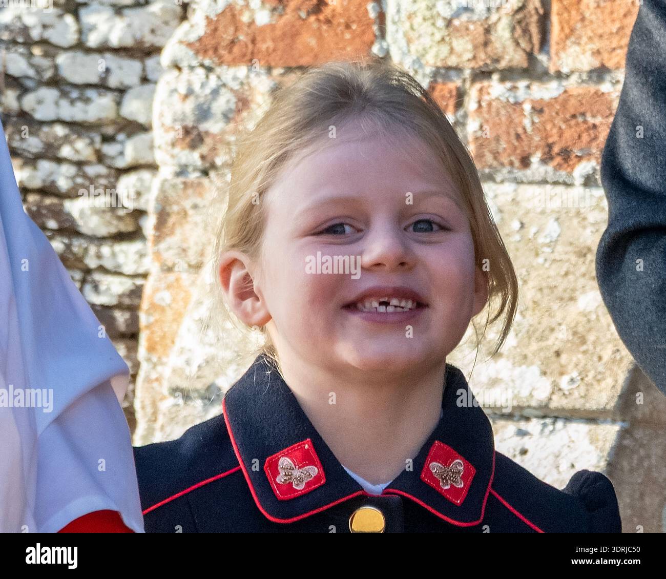 Sandringham, Norfolk, Regno Unito 25 dicembre 2025 Lena Tindall appare con altri membri della famiglia reale la mattina di Natale a Sandringham. Foto Stock