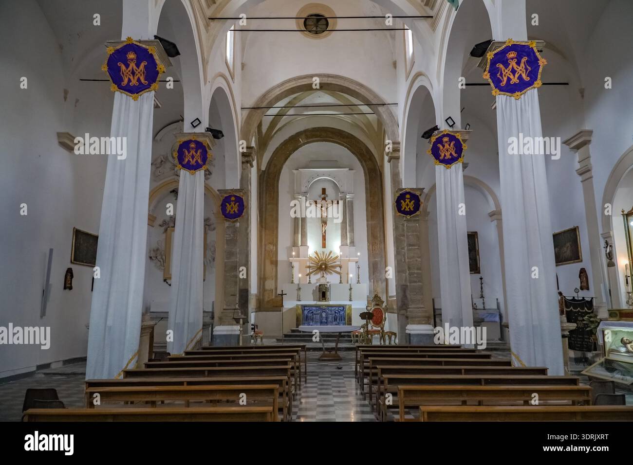 Chiesa dei Santi Cosma e Damiano (Chiesa di San Cosma e Damiano), Sferracavallo, Palermo. Chiesa parrocchiale sul mare dedicata ai santi patroni di fisher Foto Stock