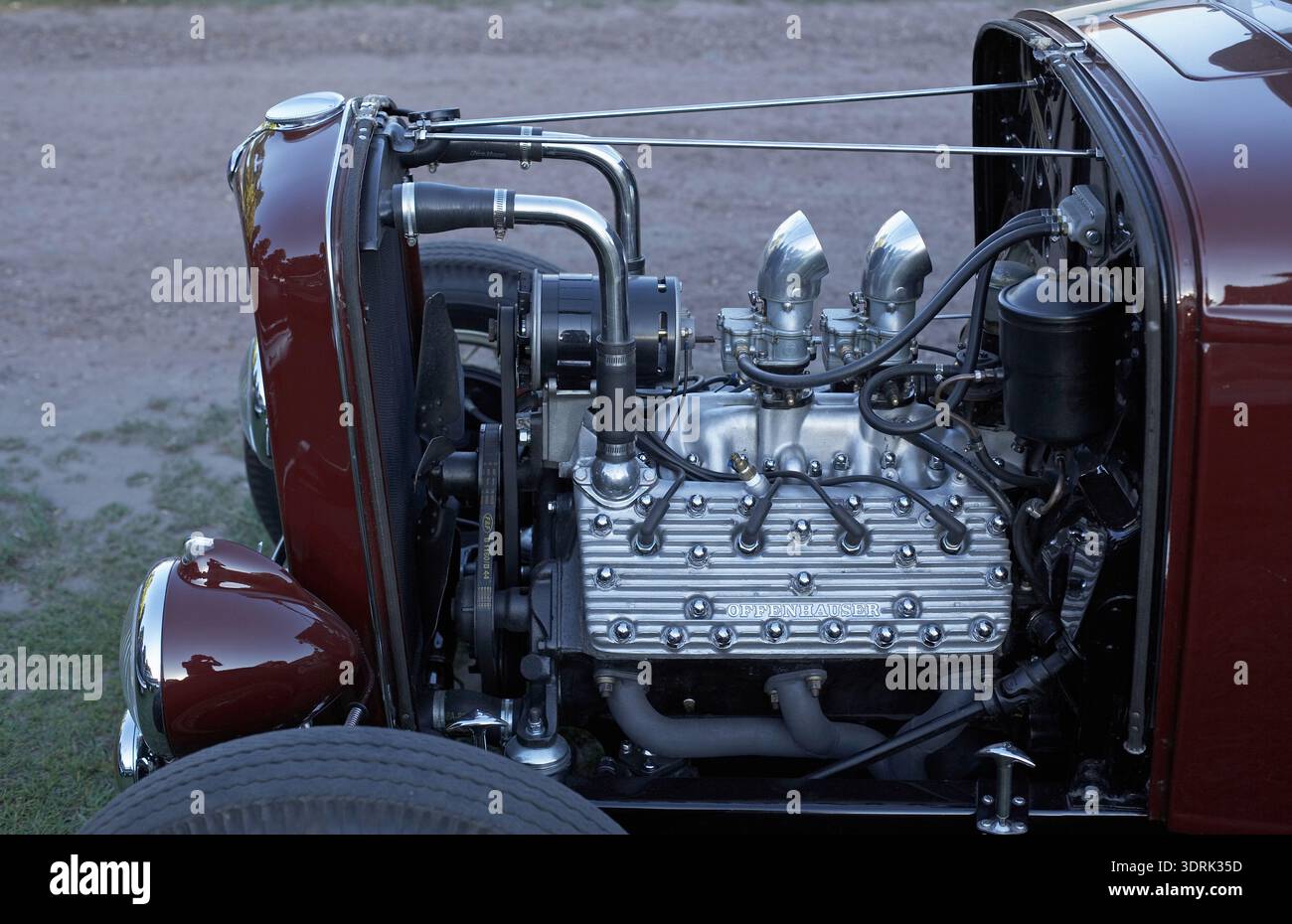 Motore Ford Flathead V8 installato su una Ford Roadster Hot Rod del 1932, che mostra la classica ingegneria americana delle prestazioni e la personalizzazione vintage. Foto Stock
