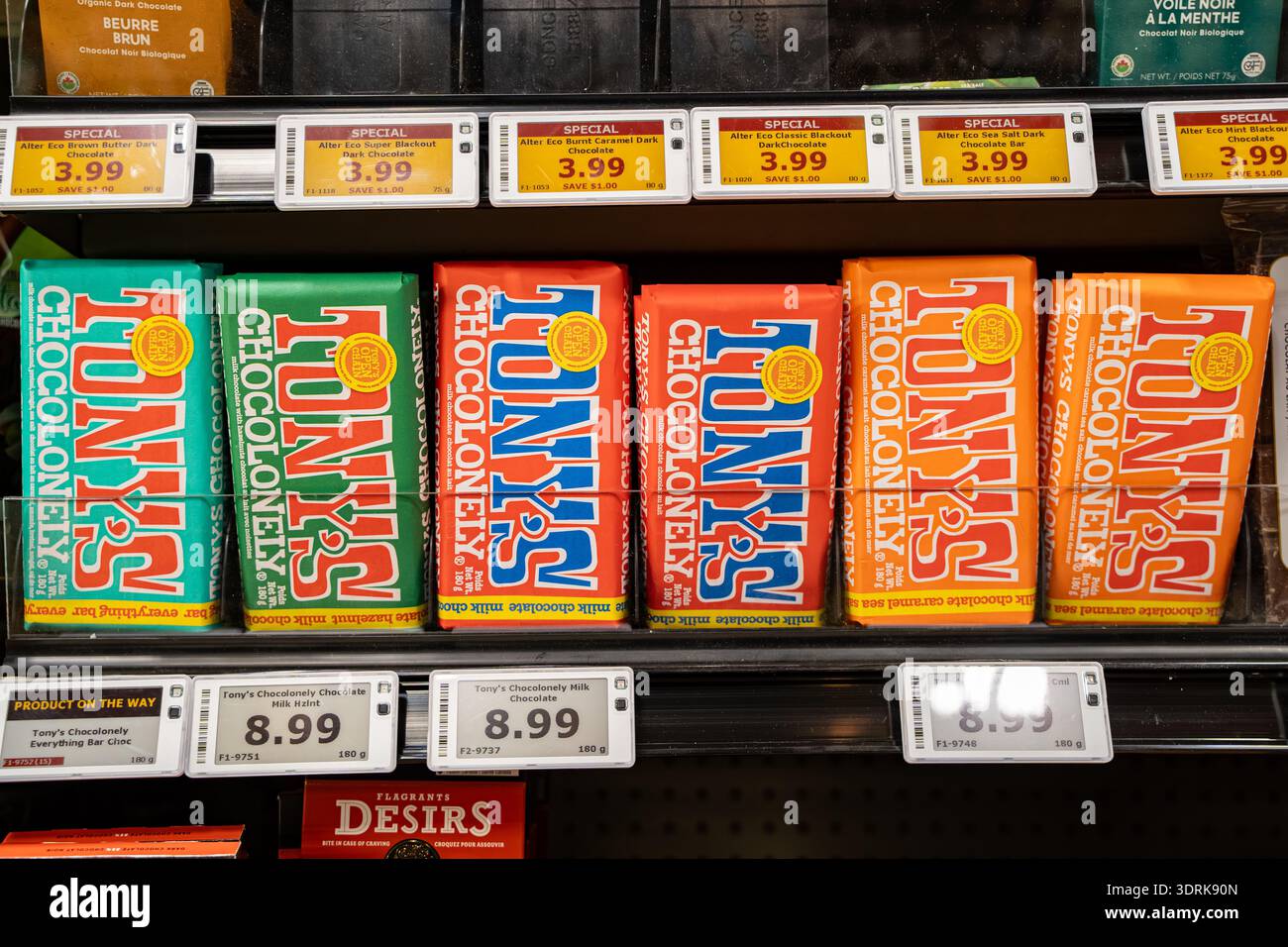 Barrette di cioccolato Tony's Chocolonely sullo scaffale del negozio di alimentari. Toronto, Canada - 7 febbraio 2026. Foto Stock