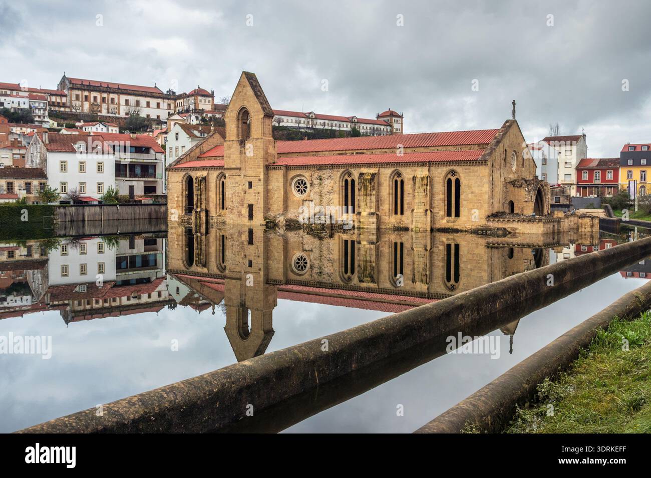 Vista del monastero di Santa Clara-a-Velha, a Coimbra, Portogallo, con la sua immagine riflessa nelle acque che hanno inondato il recinto a causa del risino Foto Stock