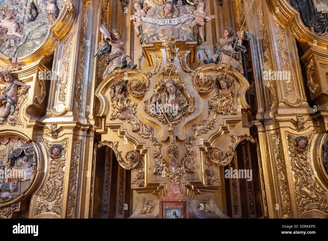 Primo piano di una pala d'altare barocca dorata ornata con figure di angelo all'interno della cattedrale di Jaen a Jaen, Andalusia, Spagna. Foto Stock