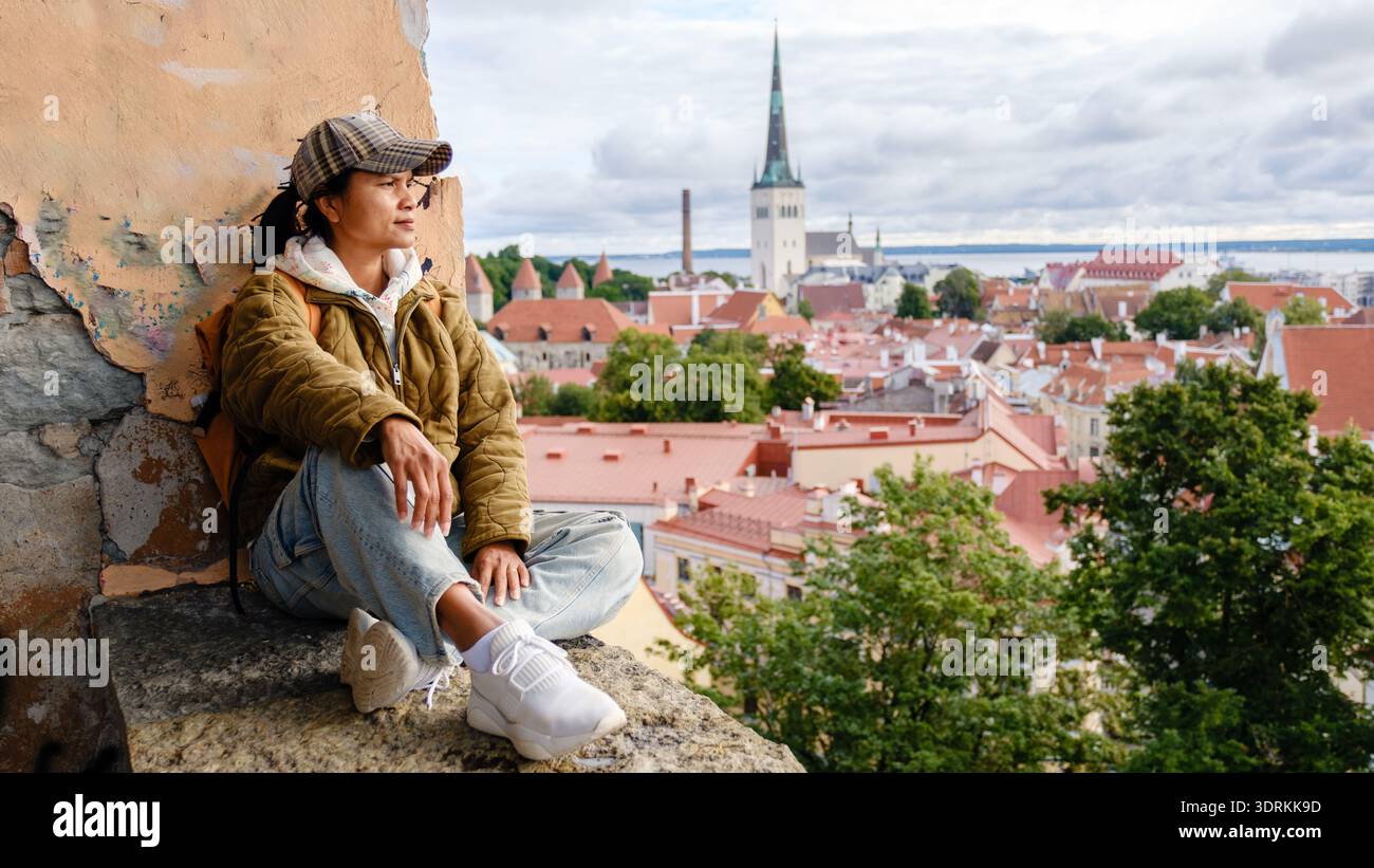 Esplorando la vista panoramica di tallinn con un momento rilassante nei baltici Foto Stock