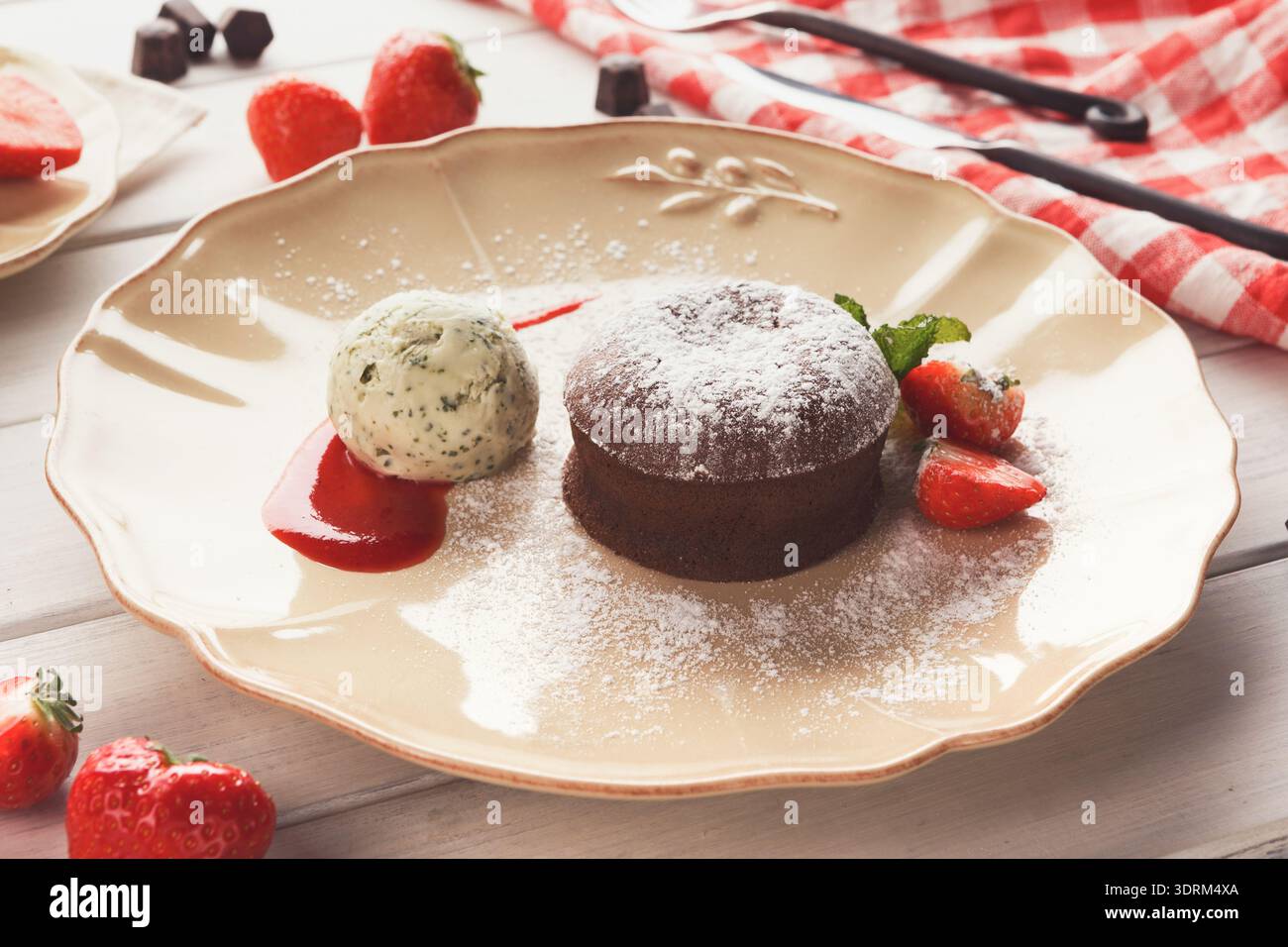 Fondente al cioccolato con gelato alla vaniglia e fragole Foto Stock