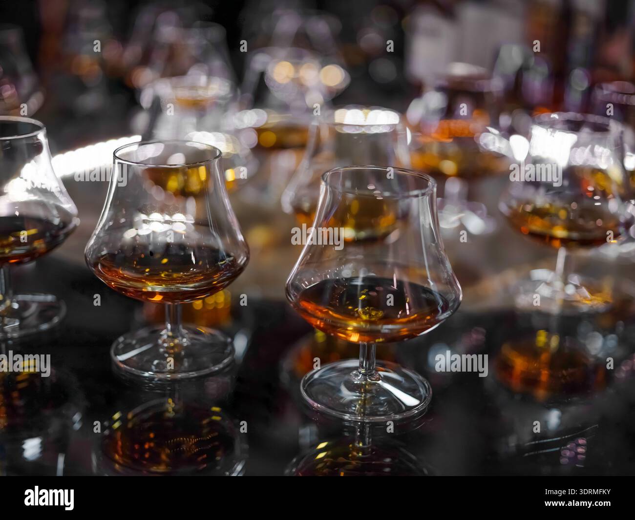 Bicchiere di brandy o cognac sullo sfondo Foto Stock